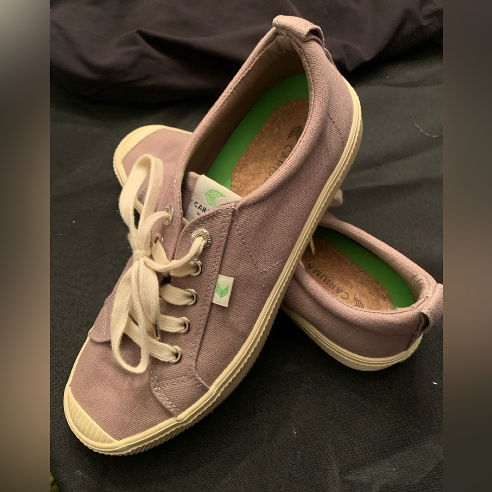 Cariuma Womens OCA sneaker. Size 8.5, Mystic Grey color.
